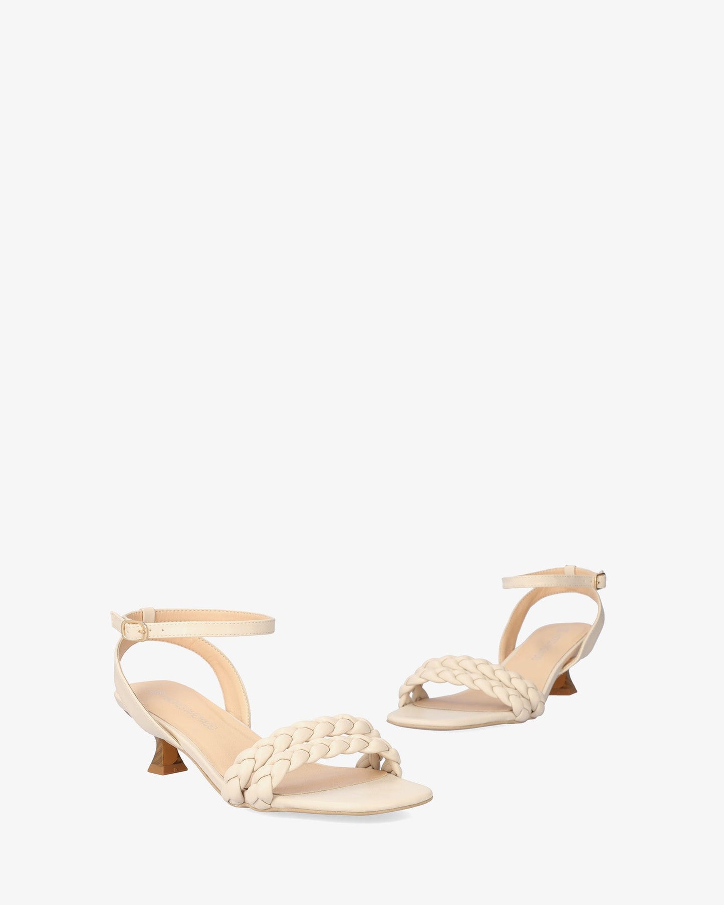 Sandalia en soft color crema