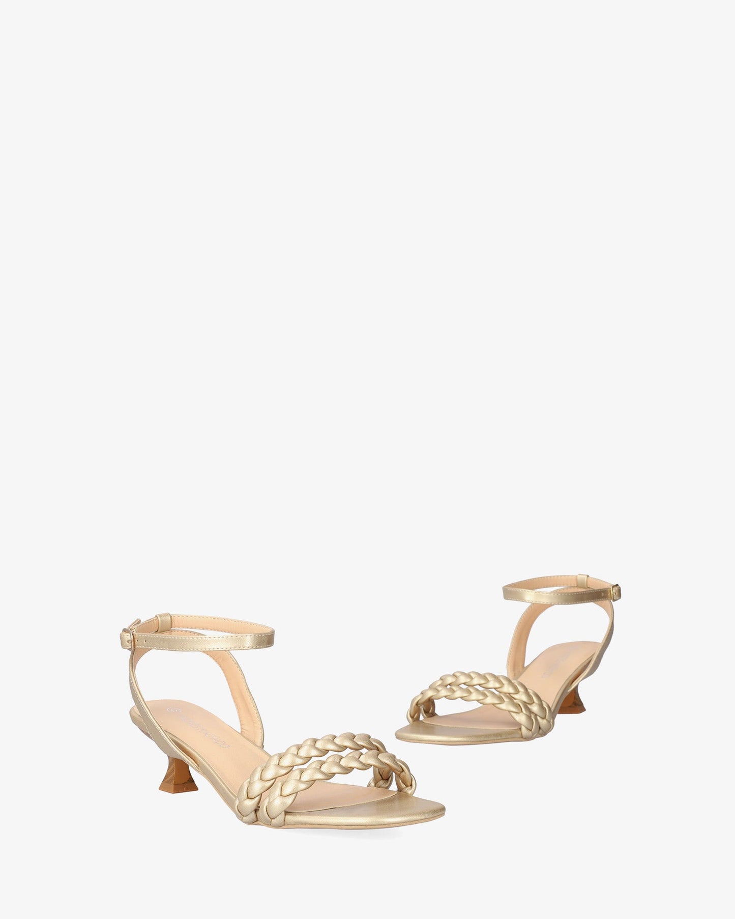 Sandalia en soft color oro