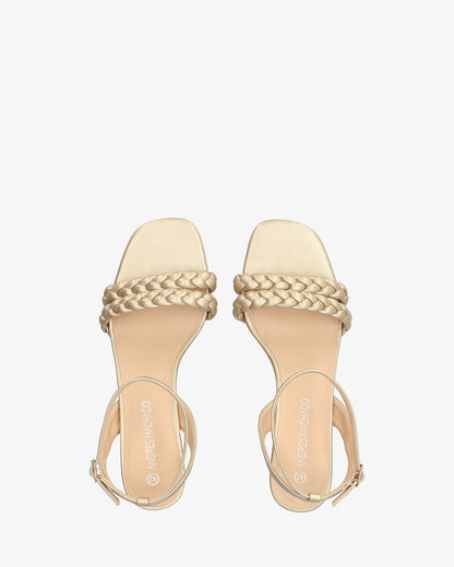 Sandalia en soft color oro