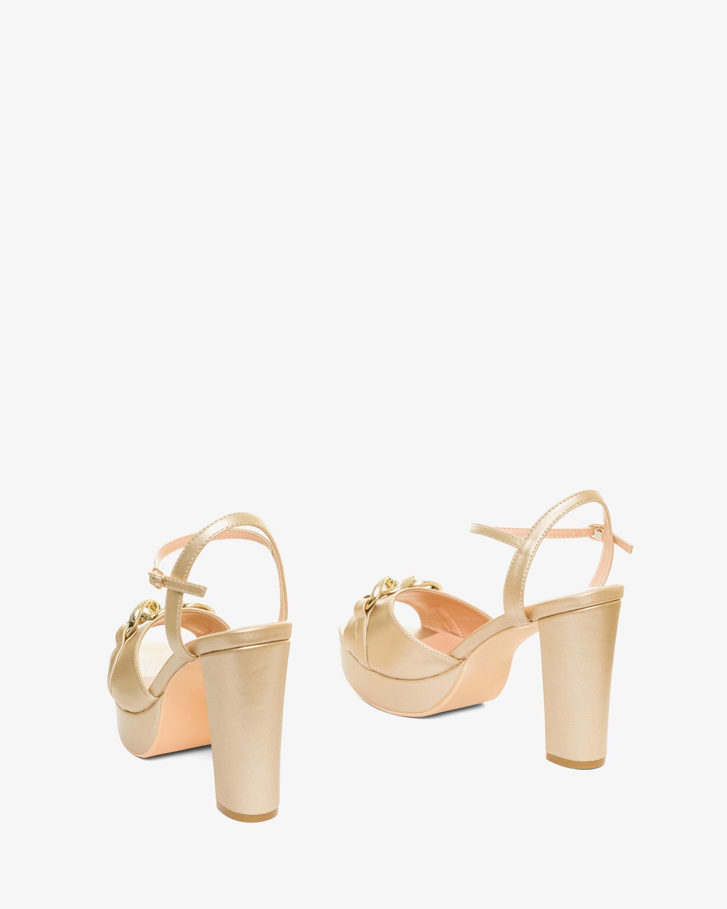 Sandalia en soft color oro