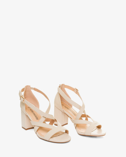 Sandalia en soft color crema