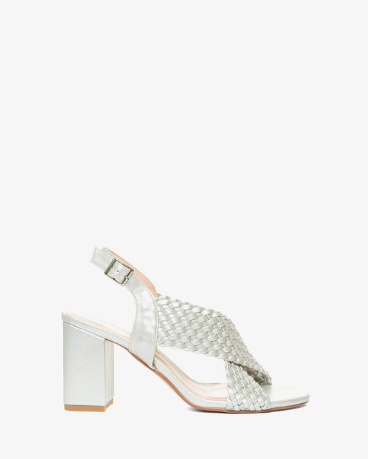 Sandal with braiding in soft silver color