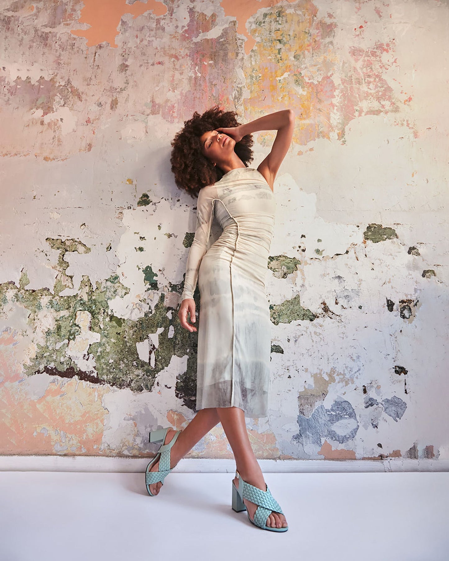 Sandal with braiding in soft white