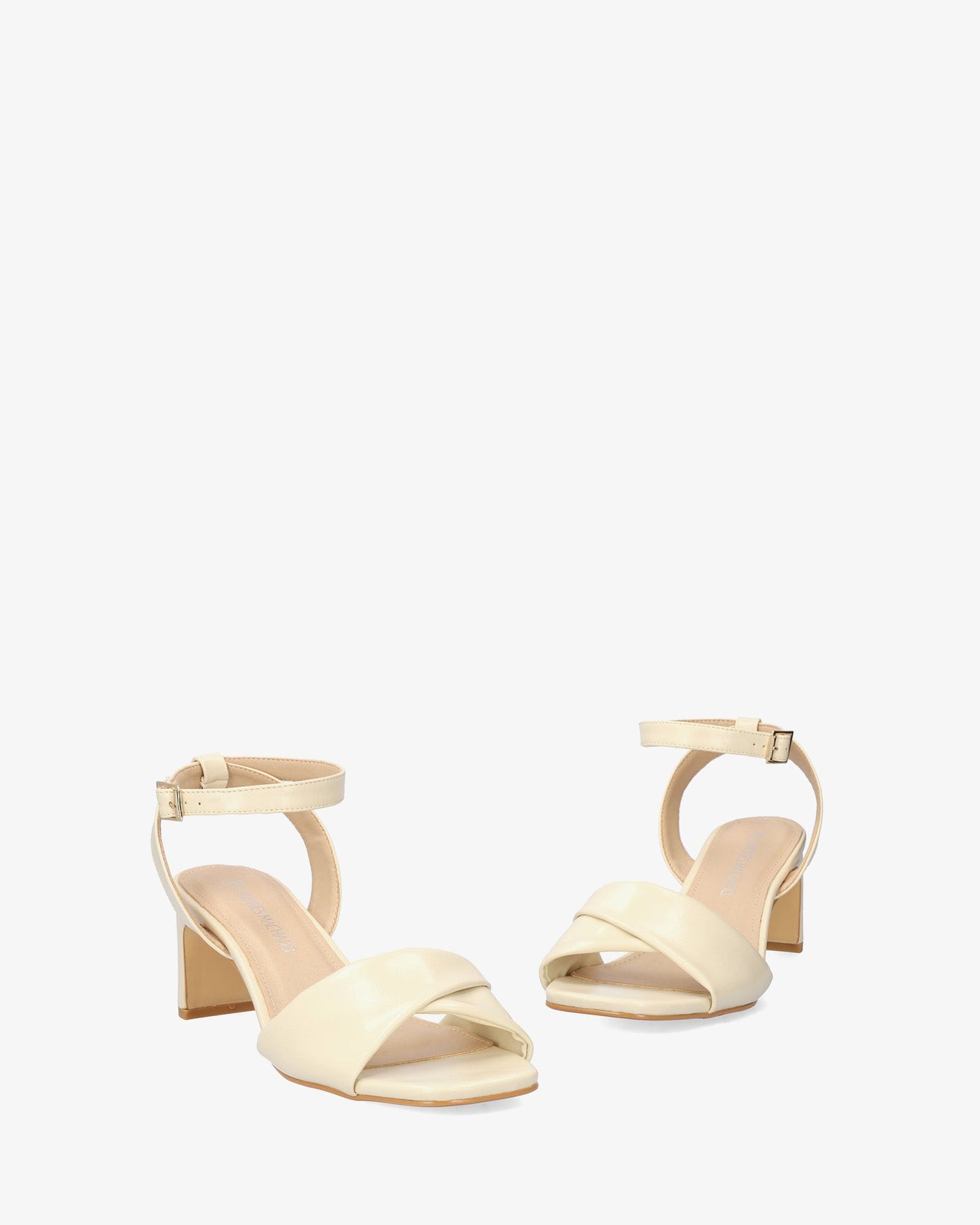 Sandalia en soft color crema