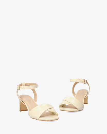 Sandalia en soft color crema