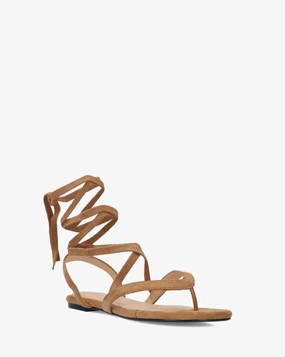 Sandalia plana en símil ante color camel