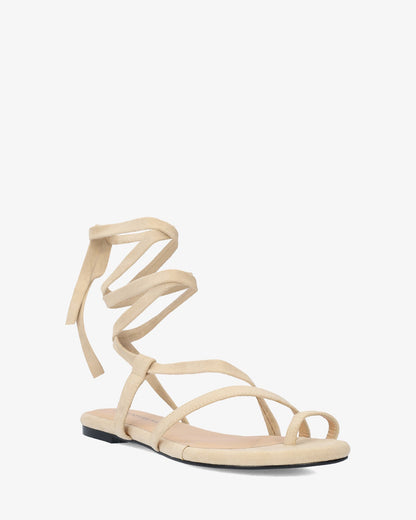 Sandalia plana en símil ante color crema