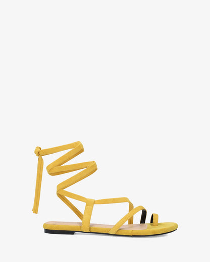 Sandalia plana en símil ante color mostaza