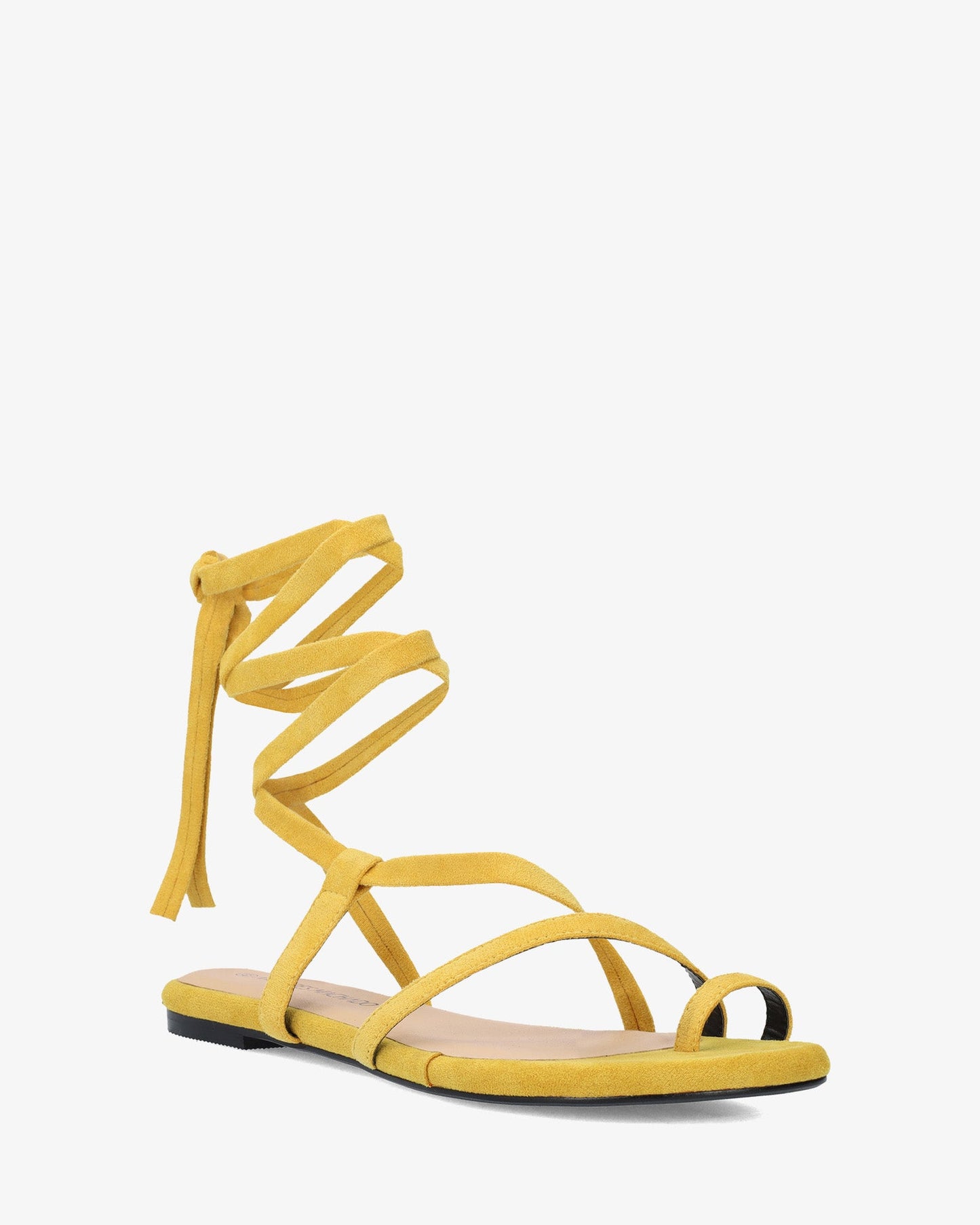Sandalia plana en símil ante color mostaza
