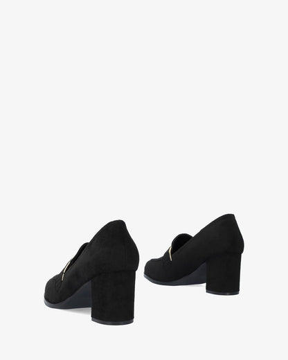 Mocasín con tacón en símil ante negro