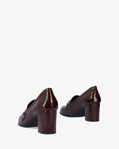 Mocasín charol burdeos con tacón