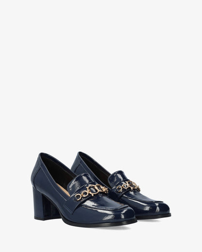 Mocasín charol azul marino con tacón