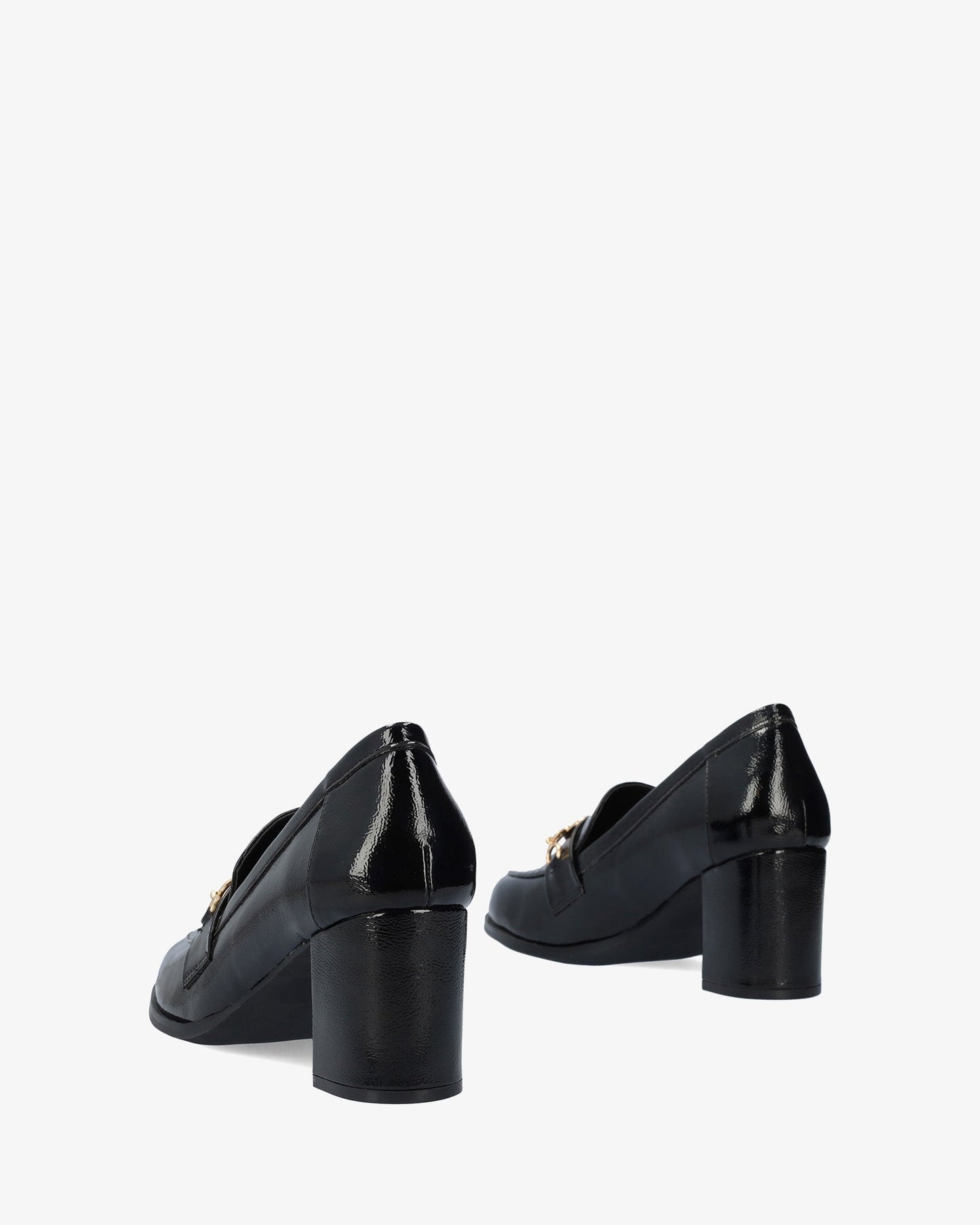 Mocasín charol negro con tacón