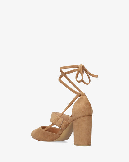 Zapato de tacón en símil ante marrón