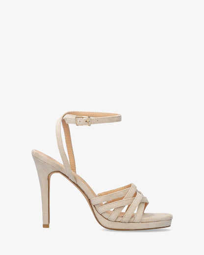 Sandalia en símil ante beige con tacón alto