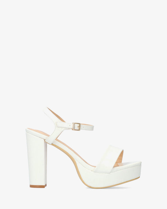 Sandalia en soft coco blanco con tacón alto