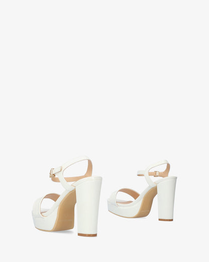 Sandalia en soft coco blanco con tacón alto