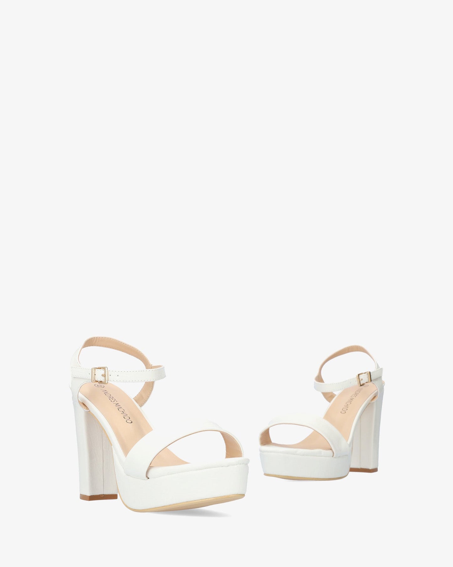 Sandalia en soft coco blanco con tacón alto