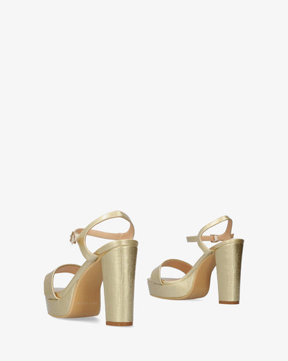 Sandalia en soft coco oro con tacón alto