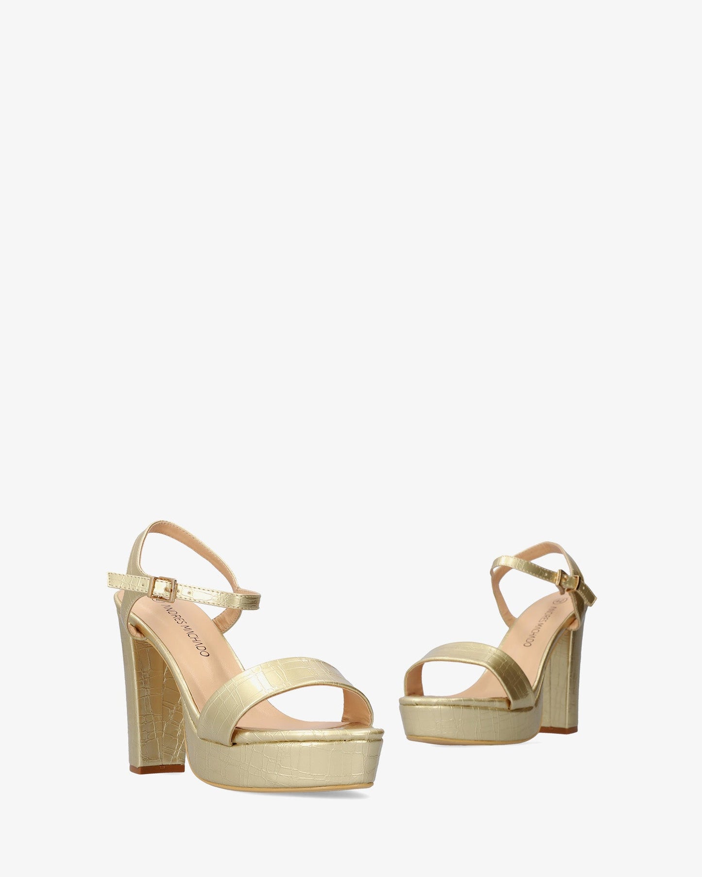 Sandalia en soft coco oro con tacón alto