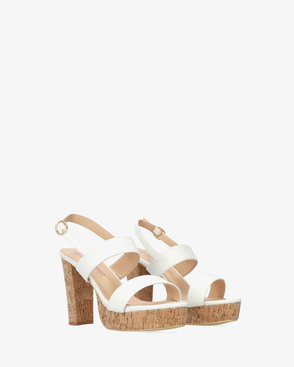 Sandalia en soft blanco con tacón alto