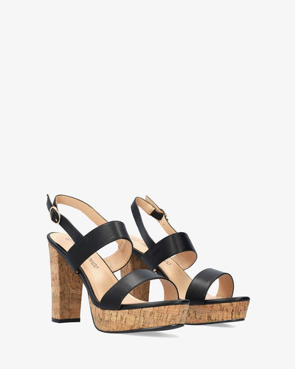 Sandalia en soft negro con tacón alto