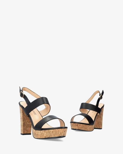 Sandalia en soft negro con tacón alto