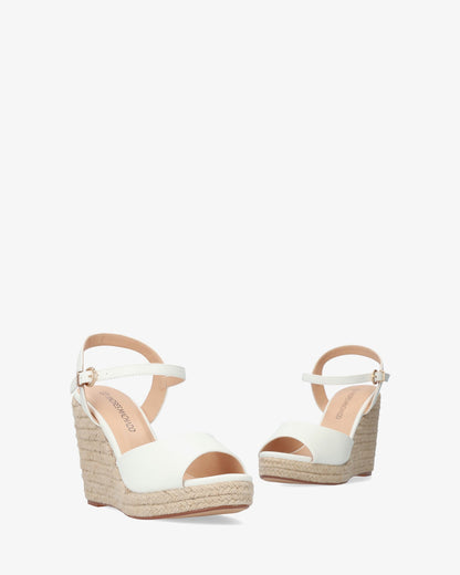 Sandalia en soft blanco con cuña en yute