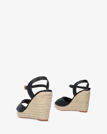Sandalia en soft negro con cuña en yute