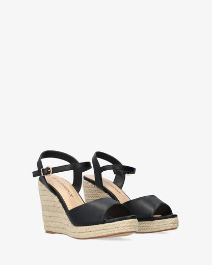 Sandalia en soft negro con cuña en yute