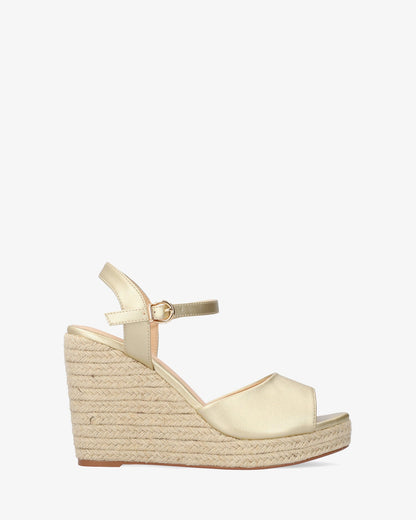 Sandalia en soft oro con cuña en yute