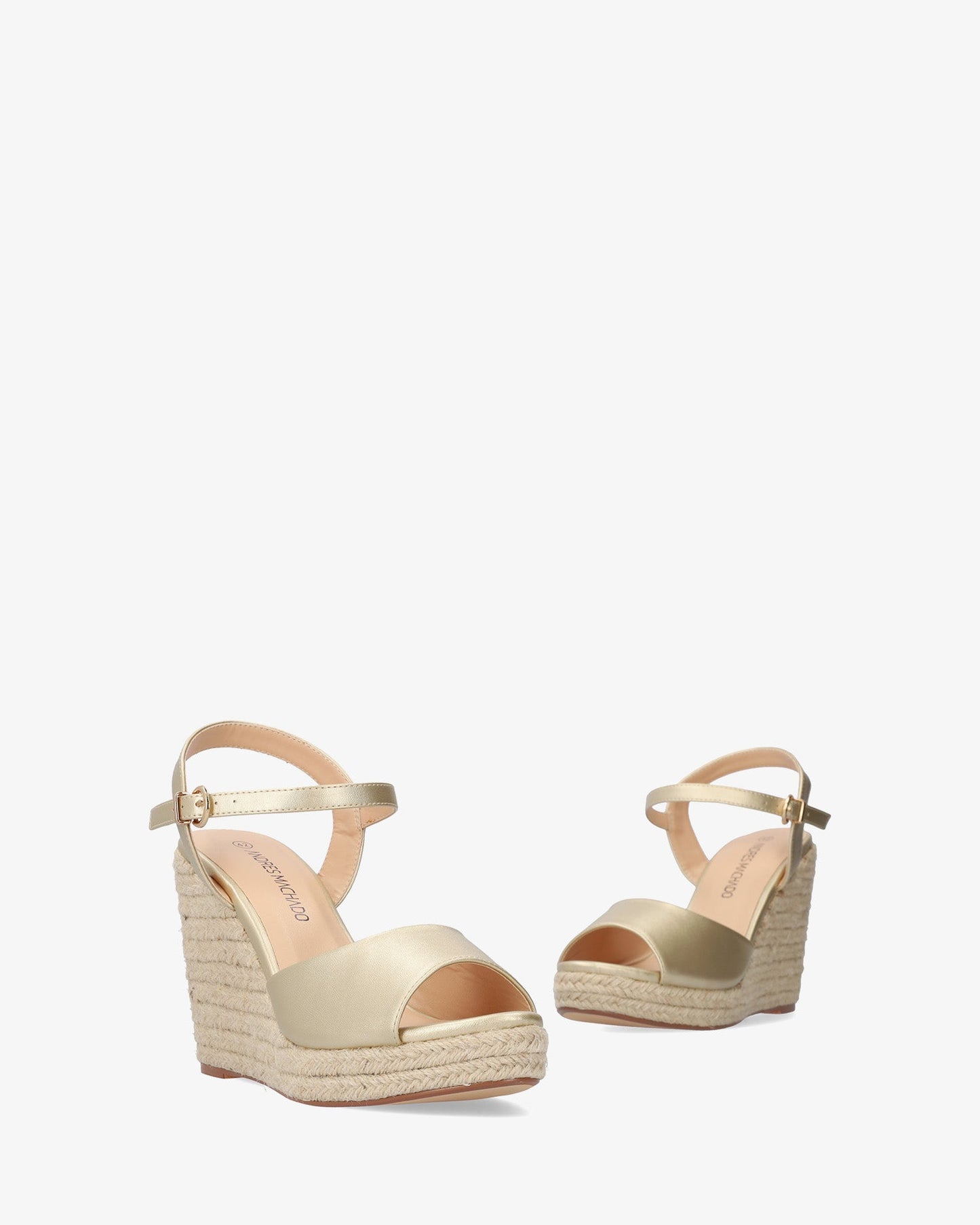 Sandalia en soft oro con cuña en yute