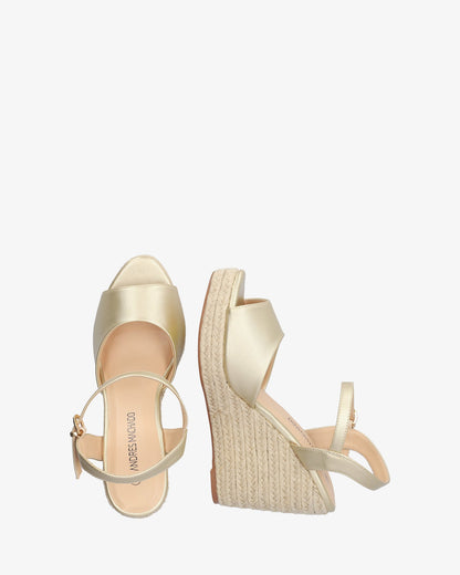 Sandalia en soft oro con cuña en yute
