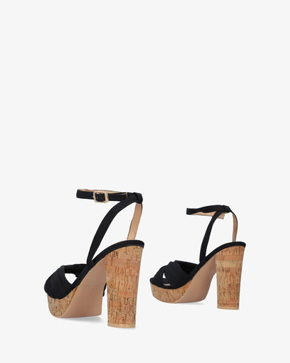 Sandalia en tejido negro con tacón efecto corcho