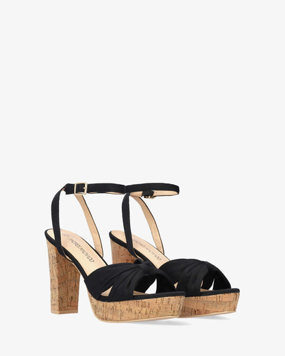 Sandalia en tejido negro con tacón efecto corcho