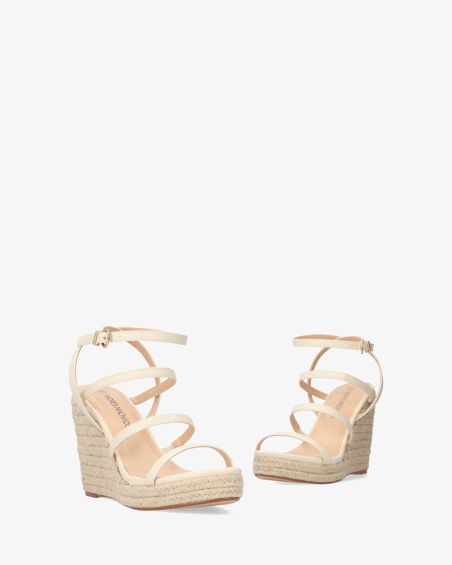 Sandalia en soft beige con cuña en yute