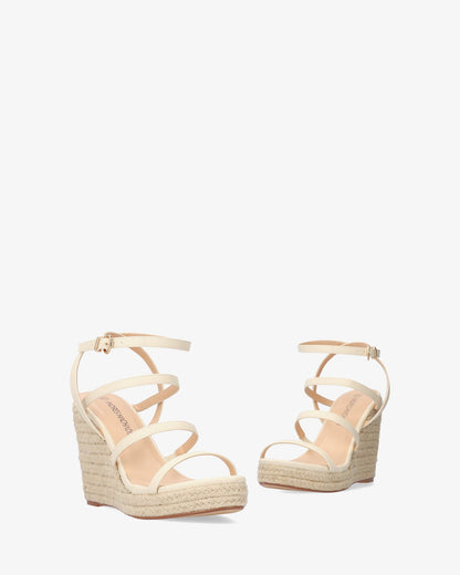Sandalia en soft beige con cuña en yute