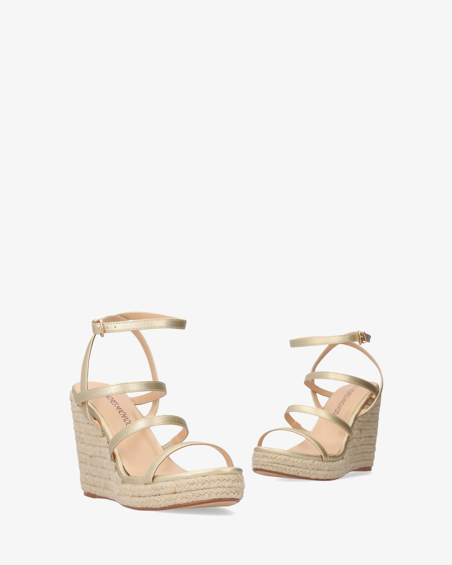 Sandalia en soft oro con cuña en yute