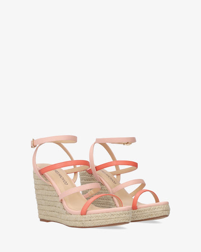 Sandalia en soft salmón con cuña en yute