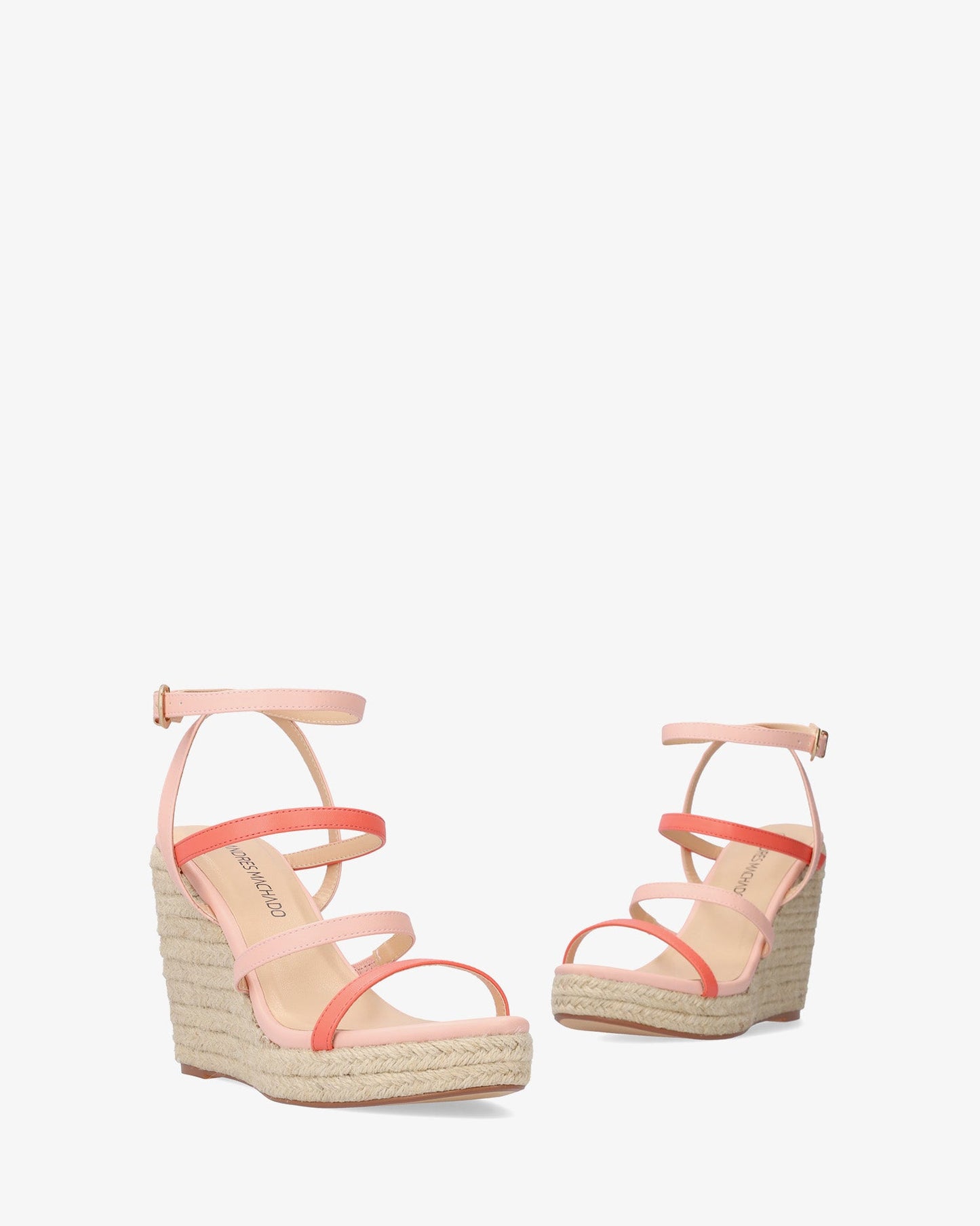 Sandalia en soft salmón con cuña en yute