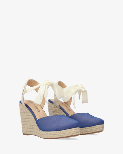 Alpargata en tejido azul con cuña en yute