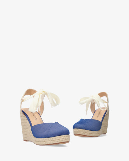 Alpargata en tejido azul con cuña en yute