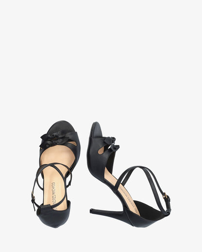 Sandalia en soft negro con tacón alto