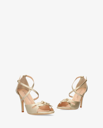 Sandalia en soft oro con tacón alto
