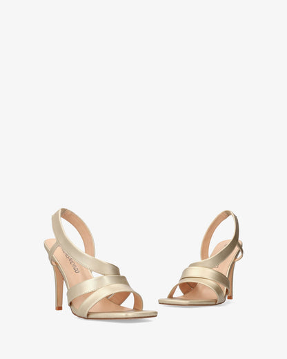 Sandalia en soft oro con tacón alto