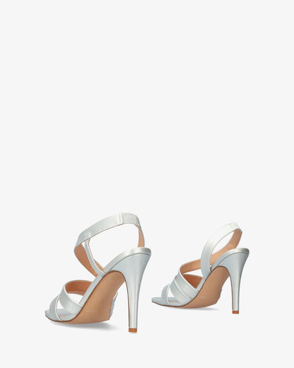 Sandalia en soft plata con tacón alto