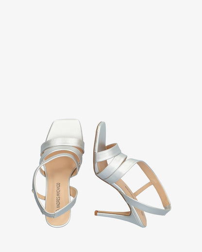 Sandalia en soft plata con tacón alto