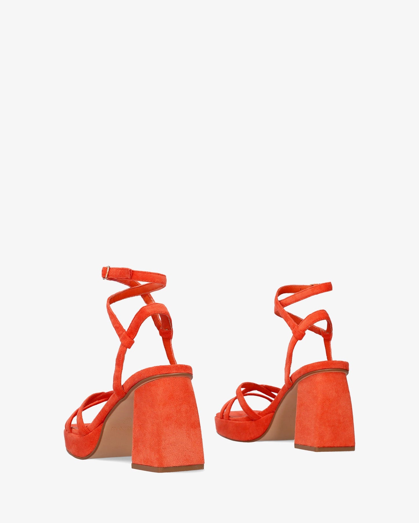Sandalia en símil ante naranja con tacón cuadrado