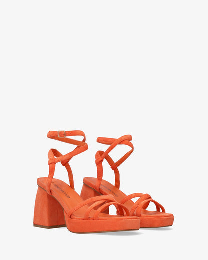 Sandalia en símil ante naranja con tacón cuadrado