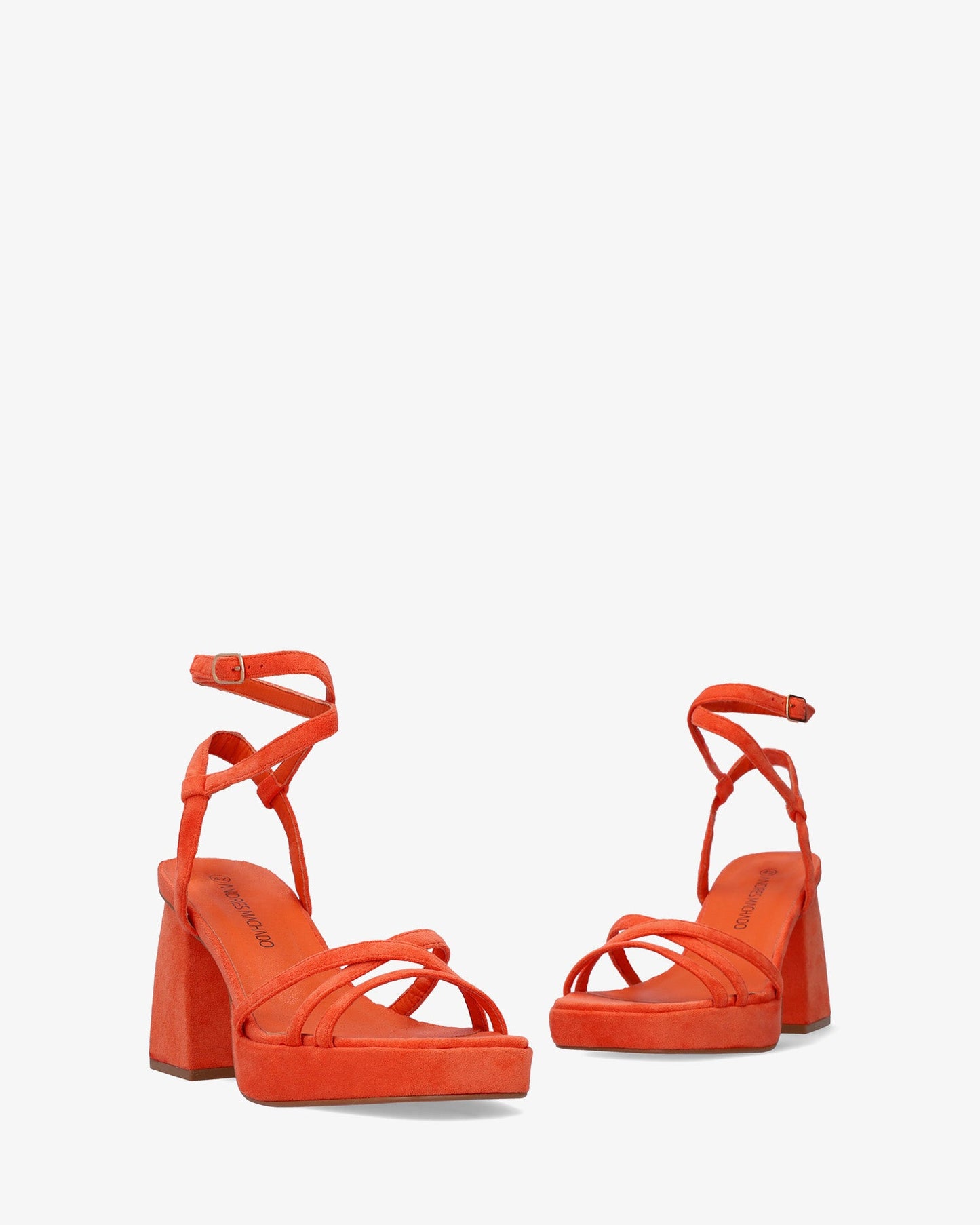 Sandalia en símil ante naranja con tacón cuadrado